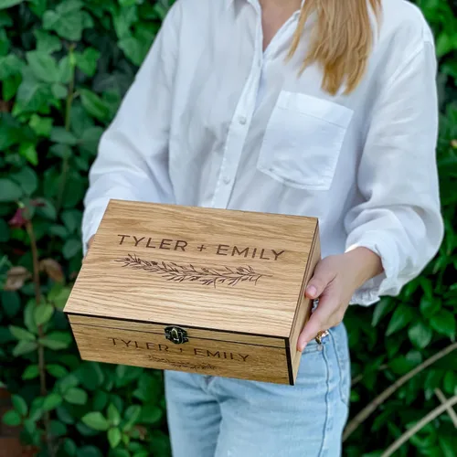 Vista 4 de Caja de Recuerdos Personalizada de Madera con Candado para Bodas, Regalo para Él, Ella, Novio, Novia, Parejas, Aniversario Hombres Mujeres (Roble)