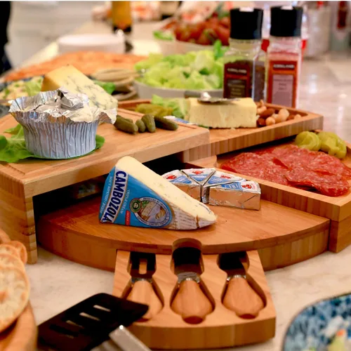 Vista 7 de Picnic at Ascot Juego de tablas patentadas de bambú para queso/charcutería con cuchillos de queso, se almacena como una cuña compacta, se abre a 18