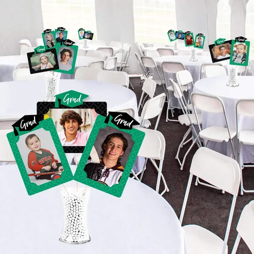 Vista 3 de Decoración de graduación de graduación verde, kit de centro de mesa para exhibición de fotos, 15 palos de mesa de fotos de doble cara, soportes