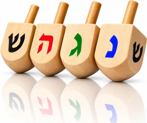 Vista 2 de Paquete de 10 Dreidels Hanukkah Draydel de madera natural con tarjetas de transliteración e instrucciones en inglés