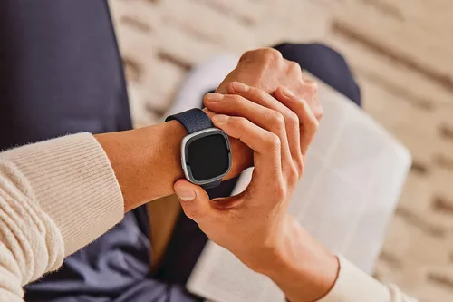 Vista 4 de Fitbit Correa de cuero vegano, accesorio de 0.99 pulgadas, índigo, grande *Compatible con Sense 2, Sense, Versa 4 y Versa 3