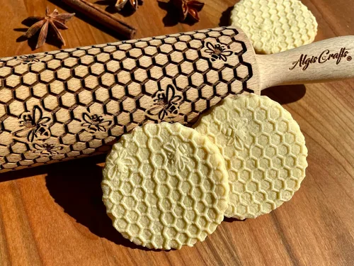Vista 5 de Rodillo en relieve BEEHIVE. Rodillo de masa grabado con láser para galletas caseras y cerámica por Algis Crafts