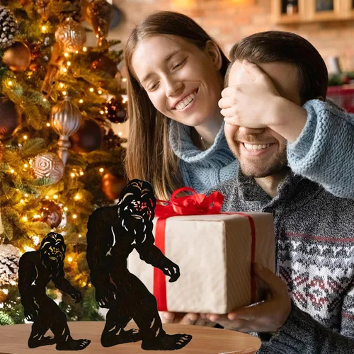 Vista 2 de TT & MM Bigfoot - Juego de 2 estacas de metal para decoración de patio, regalo de Sasquatch de pies grandes para hombres y mujeres, estatuas
