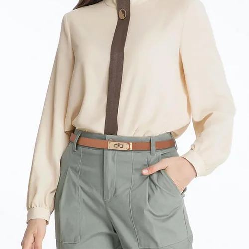 Vista 376 de Cinturón de cuero clásico con hebilla de metal para mujer con vestido de jeans