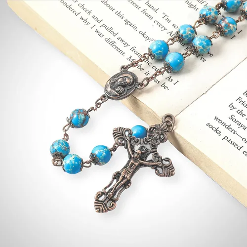 Vista 2 de Nazareth Store Collar de cuentas de jaspe azul océano con diseño vintage natural, medalla de suelo sagrado y cruz crucifijo rosarios religiosos