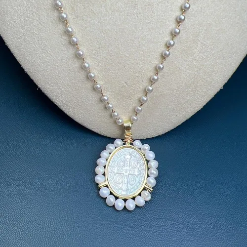 Vista 3 de Collar de medalla milagrosa con símbolo de crucifijo de cruz de nácar,Collar de fe religiosa para mujer, forma de medalla ovalada