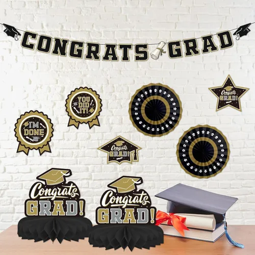 Vista 7 de Juego de decoraciones de graduación 2026 con temática negra y dorada, pancarta de felicitaciones, telón de fondo, globos y serpentinas, suministros