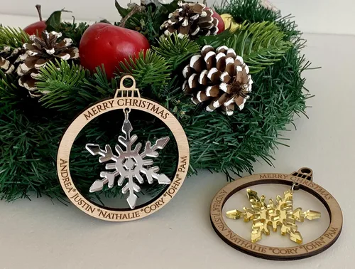 Vista 3 de Adorno personalizado para árbol de Navidad 2025, nombres grabados personalizados, miembros de la familia, bola de madera cortada con láser, copos