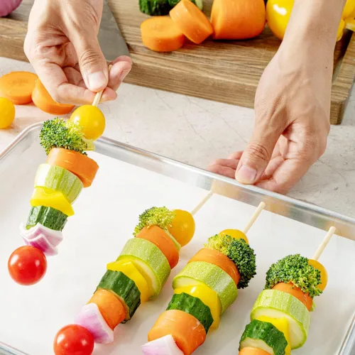 Vista 5 de Restaurantware Robata - Pinchos para asar de 8 pulgadas, 100 pinchos de alta resistencia, pinchos de bambú desechables congelables para verduras