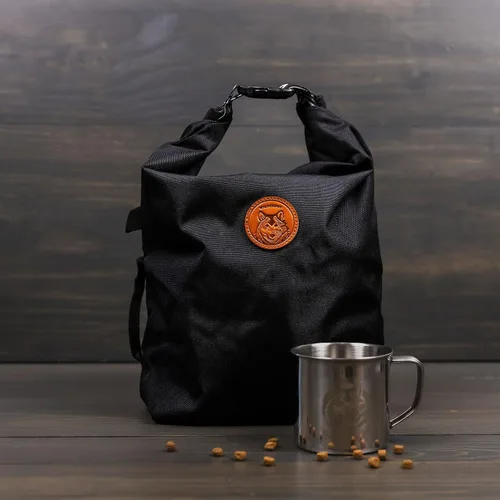 Vista 3 de Wilderdog Bolsa para perros - Resistente al agua, portador de croquetas portátil y taza de acero inoxidable - Negro
