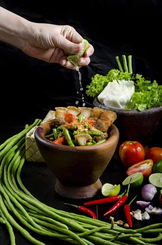 Vista 2 de Tamaño 8 pulgadas Mortero Kruk de madera con maja molienda loza cerámica papaya ensalada Somtum mezclador Utensilios de cocina Menú de alimentos