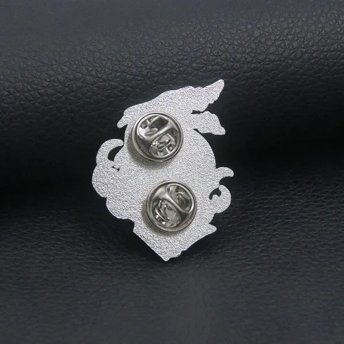 Vista 7 de Berserker Guts Anime Enamel Pins - Berserker Armor Swordsman Manga Pin - Christmas Cosplay Jewelry Gifts for Kids Girls Teens Women Men and Fans