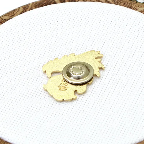 Vista 5 de Awesome Pattern Studio Needle Minder Set – Mandala Dragon Magnetic Needle Minder + 2 agujas Threaders. Pin esmaltado para punto de cruz, bordado
