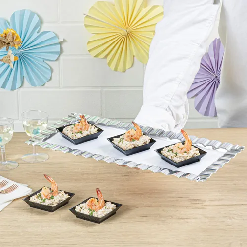 Vista 5 de Restaurantware Mini platos de degustación de 2.5 x 2.5 pulgadas, 100 platos cuadrados desechables de plástico, platos de plástico negro duraderos