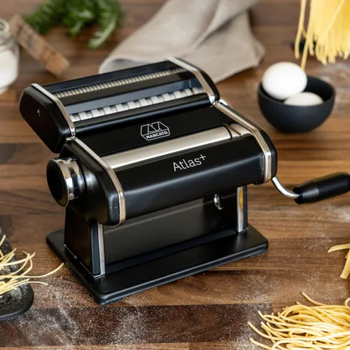 Vista 2 de Marcato Hecho en Italia Atlas+Máquina de pasta, negro. Rodillos de acero cromado y aluminio, doble cortador para lasaña, fettuccine y espagueti