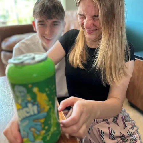 Vista 8 de MUKIKIM Drench Soda Game - Juego de azar interactivo para la familia y la fiesta. ¡Tira los dados, agita la lata y tira de la pestaña! ¡La última