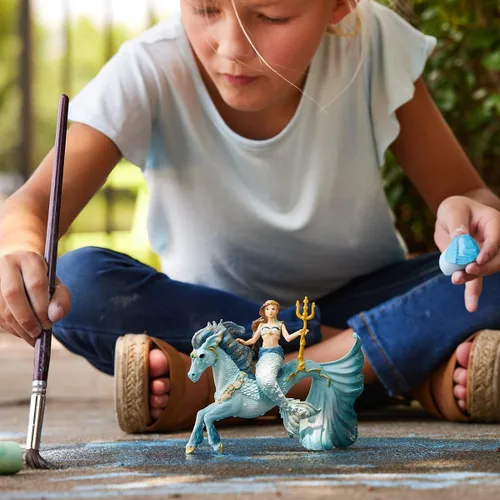 Vista 2 de Schleich Bayala - Figura de sirena Eyela de 3 piezas con caballo mágico, juguete de sirena y caballito de mar para niñas y niños, juguete submarino