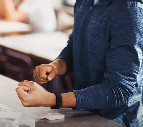 Vista 4 de Fitbit Charge 4 - Rastreador de ejercicios avanzado negro