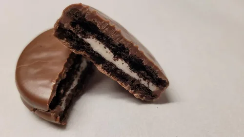 Vista 6 de 100 galletas cubiertas de chocolate para concientización sobre el cáncer de mama, envueltas individualmente con chocolate con leche y etiquetas
