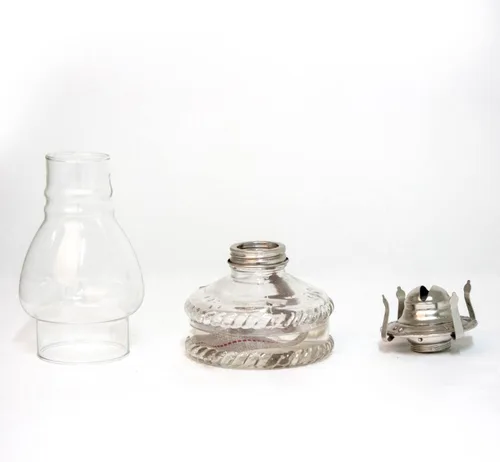 Vista 4 de Lámpara de Aceite de Vidrio Transparente Lehman's, con Quemador #2 y Mecha de 7/8 Pulgadas para Iluminación de Acento o Decoración de Centro de Mesa