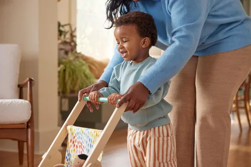 Vista 3 de LOVEVERY The Buddy Stroller Cochecito de muñeca de juguete de madera para juego de simulación, a partir de 12 meses