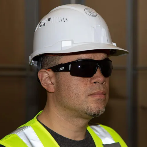 Vista 6 de KLEIN TOOLS 60162 Gafas de seguridad, gafas protectoras profesionales de EPP con semicarco, resistentes a los arañazos y antiniebla, lentes grises