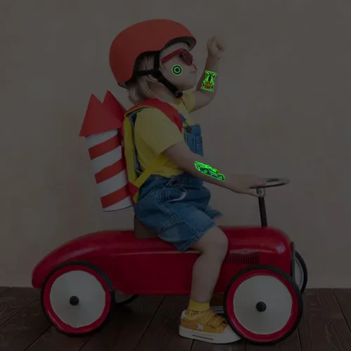 Vista 6 de Cerlaza Tatuajes temporales luminosos para niños, 90 estilos de autos brillantes para fiestas de cumpleaños, decoraciones de recuerdos, calcomanías