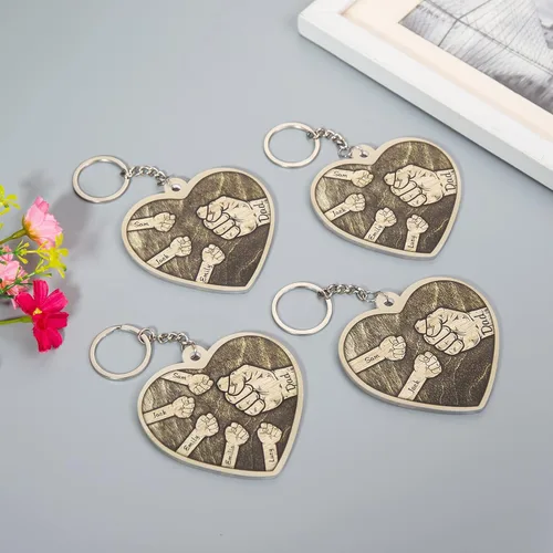 Vista 7 de Llaveros personalizados para el primer día del padre, regalos grabados con nombre personalizado en forma de corazón para papá y abuelo