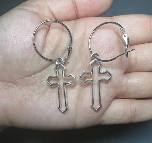 Vista 6 de Aretes colgantes de cruz - Aretes modernos y minimalistas de cruz, aleación de metal, Zinc, No es una piedra preciosa