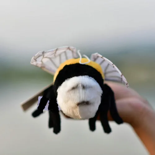 Vista 5 de TAMMYFLYFLY Muñeco de peluche de insecto suave, abeja rellena, muñeco de abeja de peluche lindo, 17cm (abeja)
