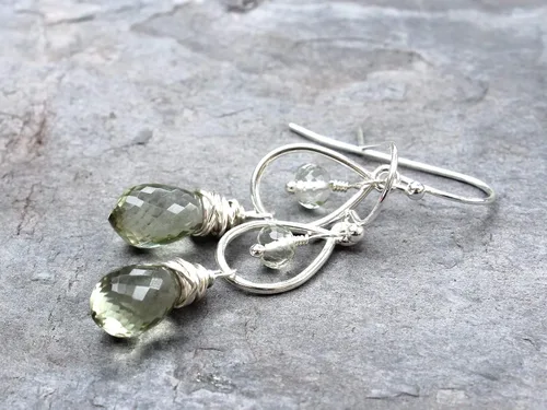 Vista 6 de Pendientes de amatista verde con piedras preciosas envueltas en plata de ley
