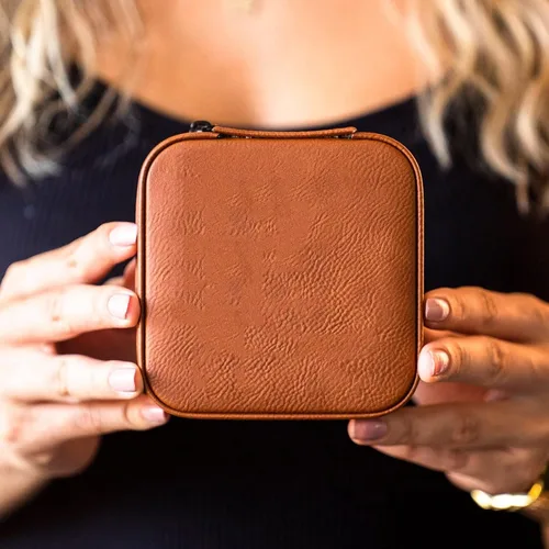 Vista 3 de Mini estuche de viaje de piel sintética, organizador de joyas de viaje, pequeño y portátil, soporte de almacenamiento de joyas para mujer, anillos