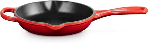 Vista 2 de Le Creuset Sartén de Hierro Fundido Esmaltado Signature con Mango de Hierro, 6.33", Cerise