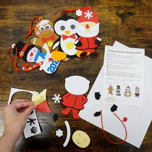 Vista 2 de 4E's Novelty Adorno navideño de espuma para niños (paquete de 12) Papá Noel, hombre de jengibre, muñeco de nieve y pingüino, manualidades de Navidad