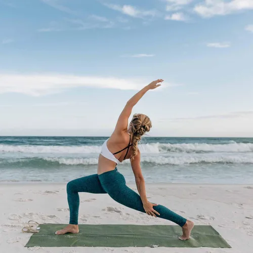 Vista 5 de Yogo Esterilla de Yoga de Viaje Plegable Ultraligera con Correas Incorporadas, Goma Vegetal Certificada FSC®, Agarre Adherente, Antideslizante, La