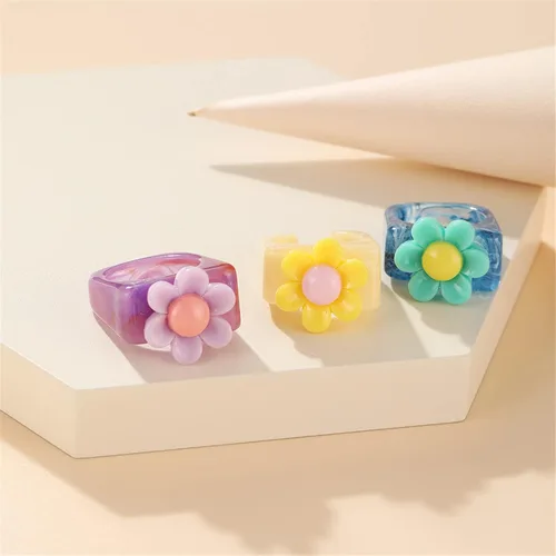 Vista 5 de WCRAZYE Juego de 5 anillos de resina Y2K con diseño de margaritas y flores de resina gruesa Y2K para mujeres y niñas