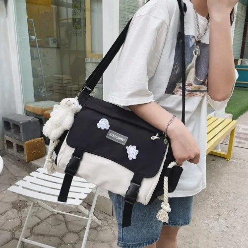 Vista 2 de Juoxeepy Bolsa de mensajero estética con colgante de relleno y alfileres Kawaii bolsa cruzada para mujer bolsa de mensajero de nailon