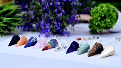 Vista 2 de GEMSCITE Lote de 10 piezas de péndulos de piedras preciosas con tablero de péndulo moda poderosa meditación psíquica regalo de éxito psíquico