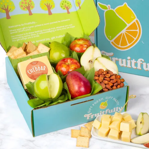 Vista 4 de Un regalo dentro de la cesta de frutas frescas con galletas mezcladas de frutas frescas, queso y aceite de oliva – Cesta de regalo de frutas gourmet