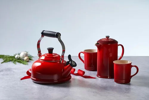 Vista 7 de Le Creuset Tetera silbante de acero esmaltado, 1.7 cuartos de galón, color cereza