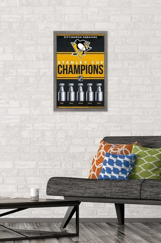 Vista 2 de Trends International NHL Pittsburgh Penguins - Póster de pared Champions 23, 14.72 x 22.37 pulgadas, versión enmarcada de madera de granero Versión