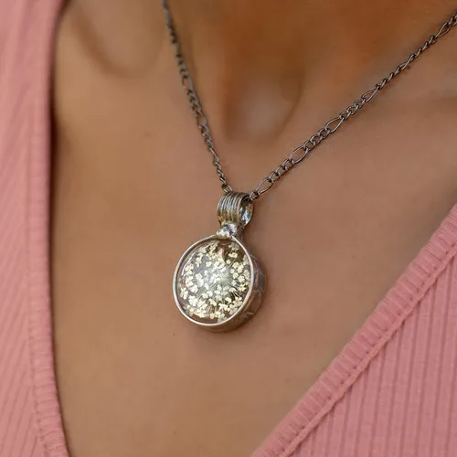 Vista 21 de Queen Anne's - Collar de encaje con colgante de flor prensada real en cristal hecho a mano, joyería de flores silvestres, collares de encaje