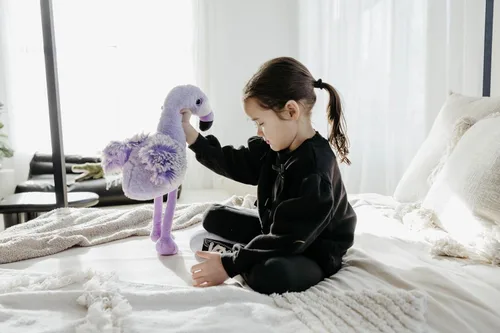 Vista 8 de The Petting Zoo Peluche de flamenco morado, regalos para niños, juguete de peluche de flamenco de Pazzion morado, 12 pulgadas