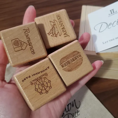Vista 4 de Dados de decisión de madera, idea de regalo, noche de cita en pareja, familia, Foodie Cena en actividades para llevar Género de película, grabado 4