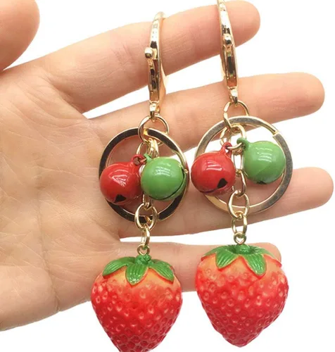 Vista 2 de Llavero de resina con diseño de fresa, 3 piezas, colgante de fruta, adorno de bolsa de dibujos animados, adornos para llaves de coche, bolso