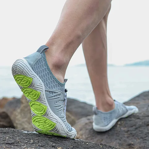 Vista 6 de MAYZERO Zapatos de agua para hombres y mujeres, zapatos de surf, playa, piscina, zapatos de punta ancha, senderismo, zapatos de agua, zapatillas