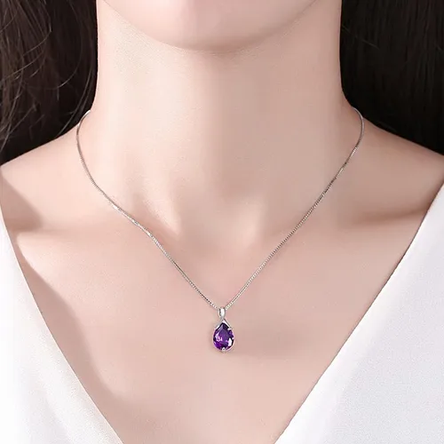 Vista 2 de Collar para mujeres y niñas. Colgante de circonita cúbica de amatista rubí. Color rojo morado claro con cadena de oro plateado. Regalo de joyería