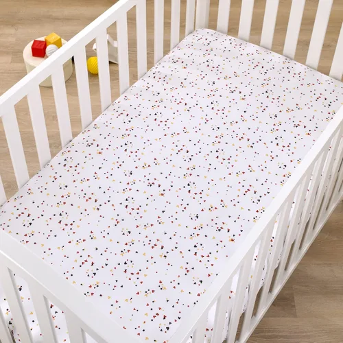 Vista 2 de Todo para Niños Disney Mickey Mouse - Sábana Bajera Ajustable para Cuna de Confeti de Mickey, Colores Rojo, Amarillo, Negro y Blanco Disney Mickey