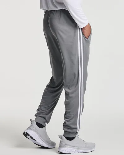 Vista 3 de Real Essentials Paquete de 3 pantalones deportivos de malla Tech para hombre con bolsillos (disponibles en tallas grandes y altas)