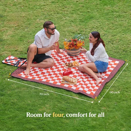 Vista 2 de Cozy Club Manta de picnic impermeable – Alfombra plegable para exteriores de 60 x 70 pulgadas con estacas, bolsillo y correa para el hombro Manta